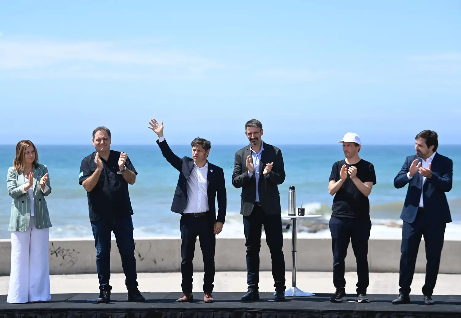Kicillof, ministros de su gabinete y el intendente de General Alvarado, Sebastián Ianantuony.