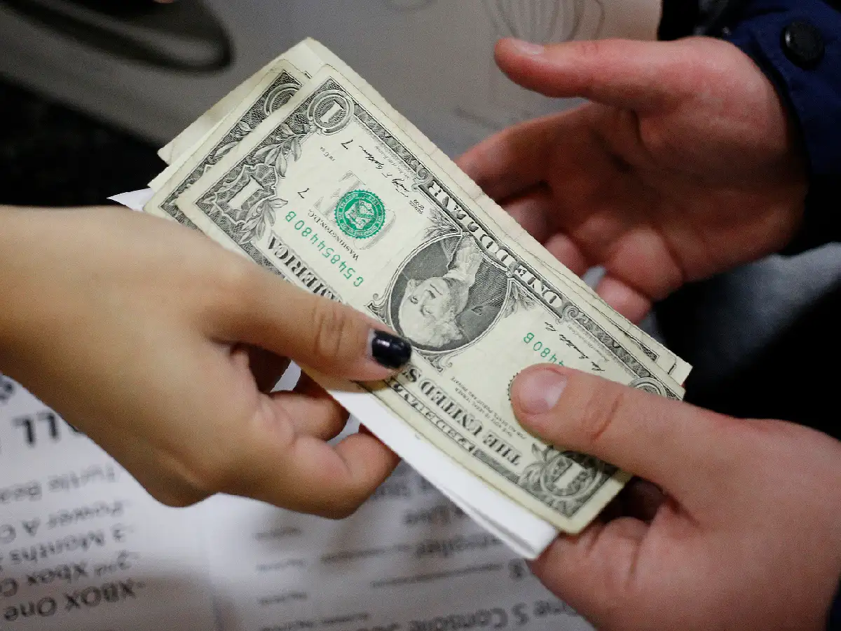 Sube el dólar y se acerca a los 61 pesos en el promedio