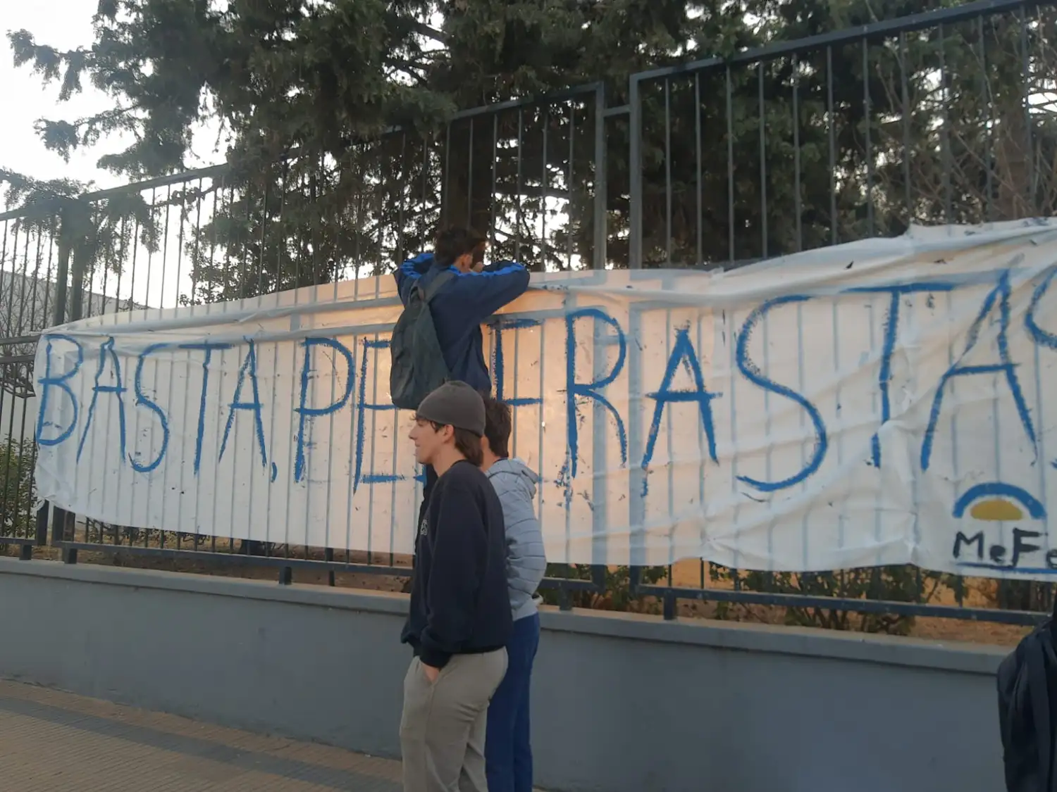 El pasacalle con la inscripción "Basta de Pederastas"