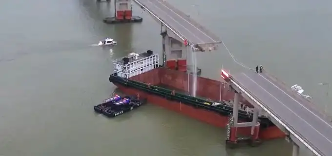 El buque impactó con el puente Lixinsha, causando el quiebre de la infraestructura.