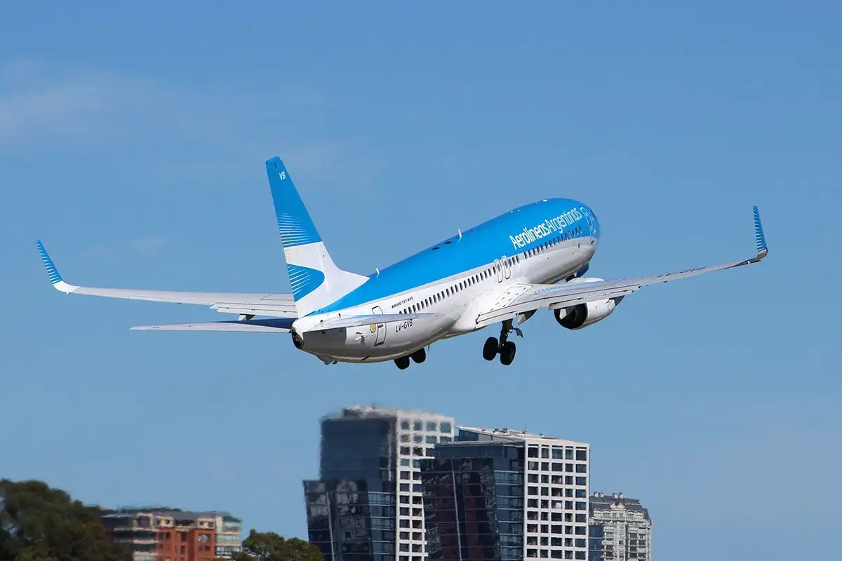 Aerolíneas Argentinas suspende vuelos por contagios del personal