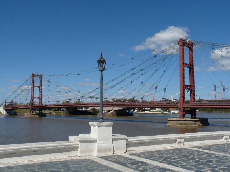Investigan la muerte de un joven que cayó desde el Puente Colgante