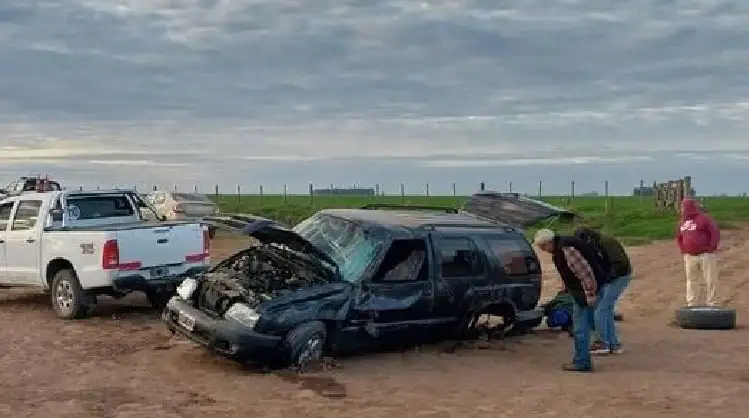 Dos heridos tras el vuelco de una camioneta en zona rural de Lazzarino