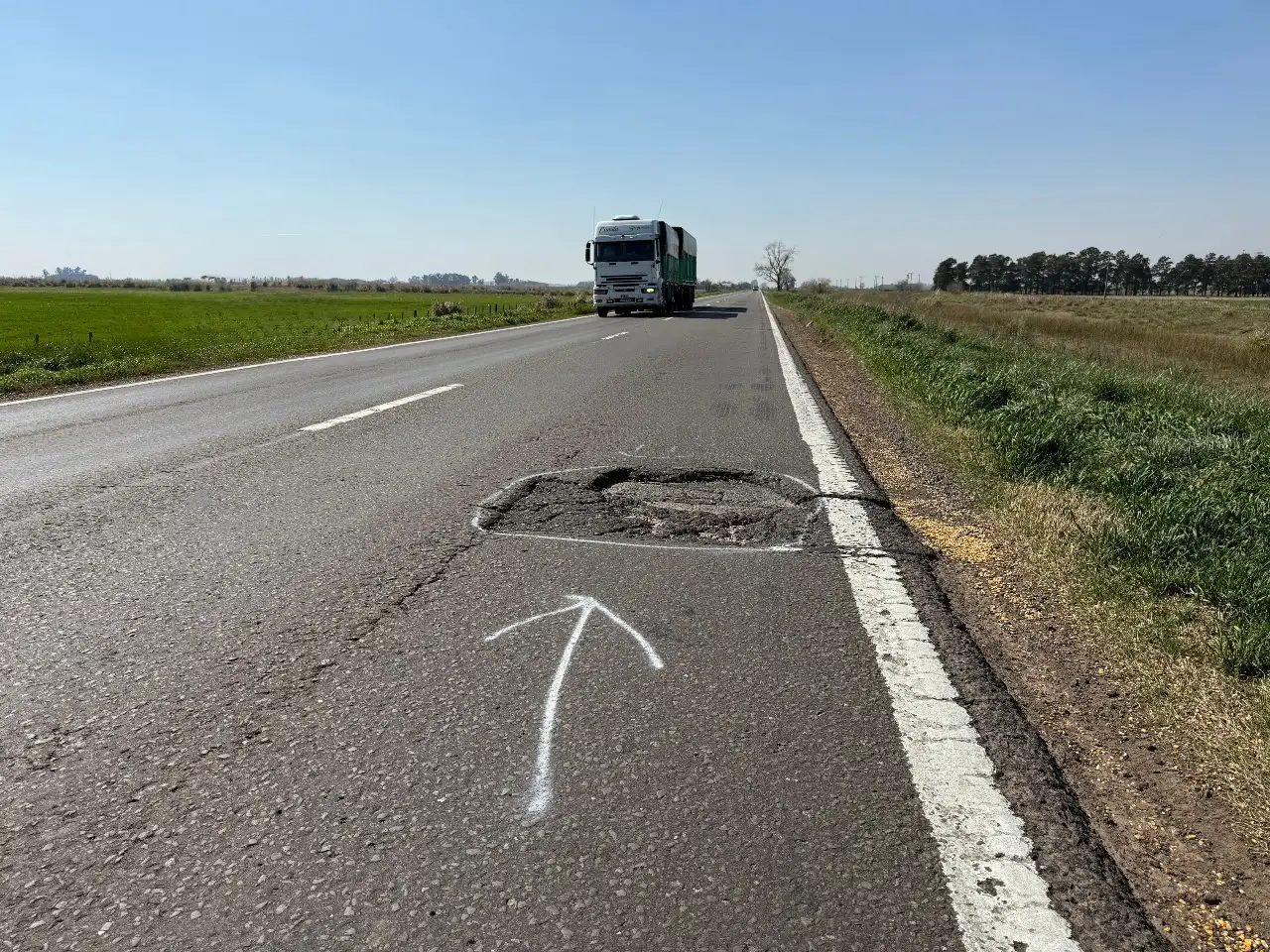 El pozo marcado en la ruta 33, km 666, es un símbolo del abandono y del riesgo que corren a diario miles de conductores ante la falta de mantenimiento de Nación.