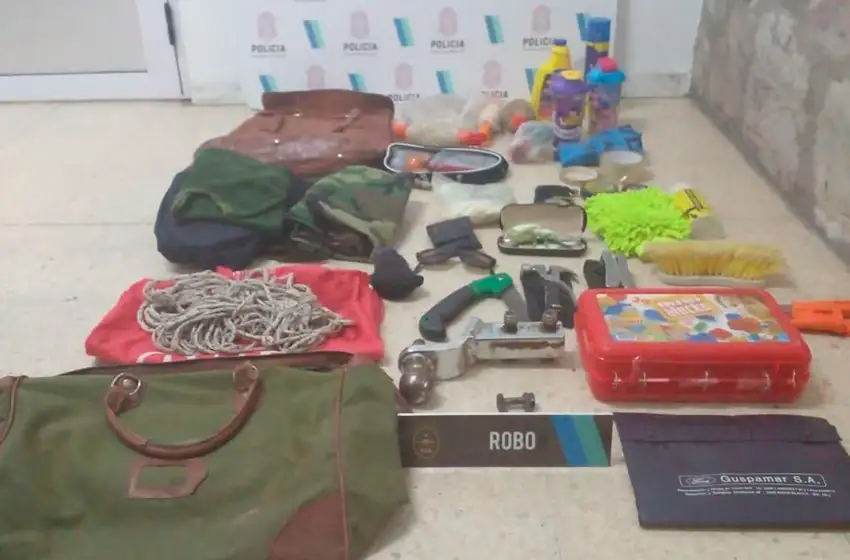 Forzó 3 automóviles, robó las pertenencias y fue detenido