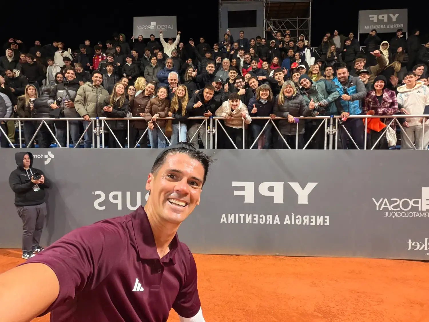 Fede y la selfie final con la gente que lo acompañó. No es el favorito del torneo, pero sin lugar a dudas es el preferido de la gente