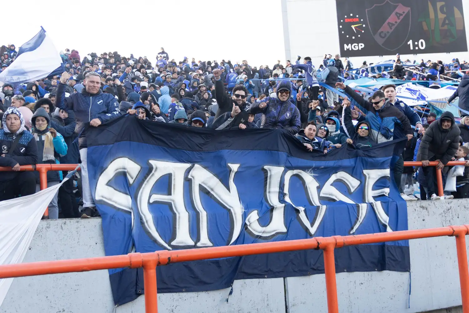 Los hinchas demostrando el apoyo en el Minella