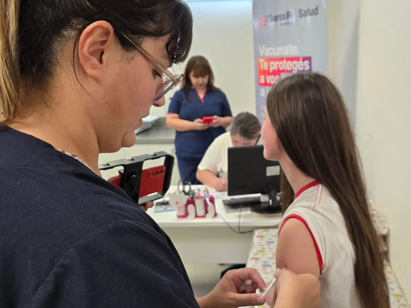 Los equipos de la salud pública de la Provincia de Santa Fe redoblan esfuerzos para alcanzar a la población objetivo, definida de acuerdo a criterios sanitarios.