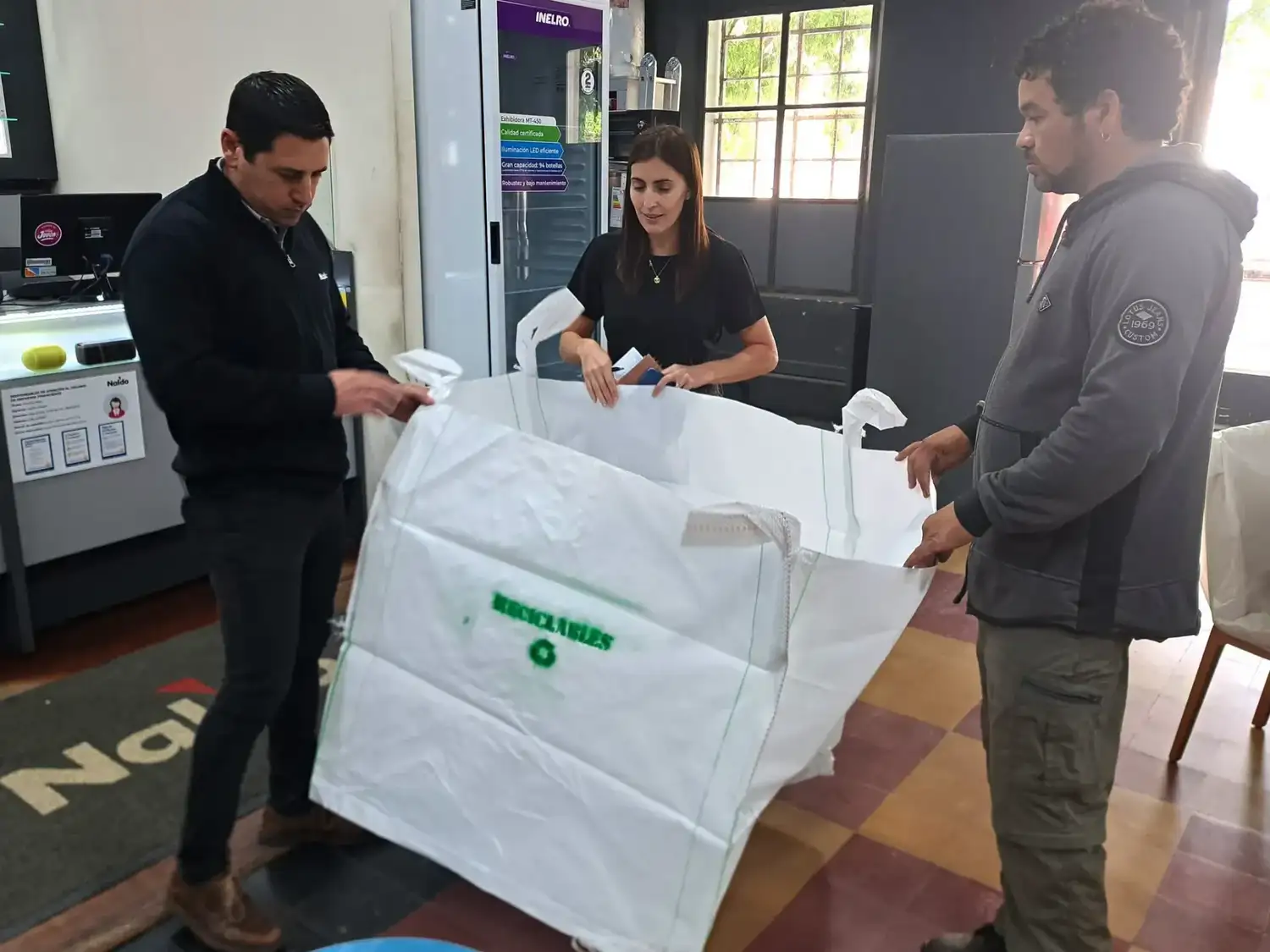 El municipio entrega  bolsas tipo Big Bags a los comercios e instituciones adheridas. Foto: Municipalidad de Villa Cañás.