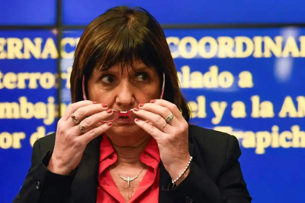 La ministra de Seguridad se trenzó fuerte en redes con la vicepresidente.