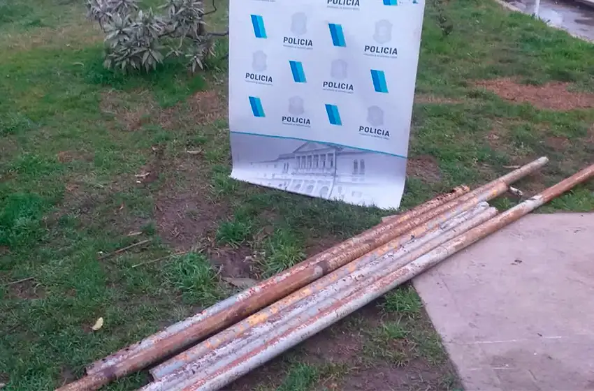 Los atrapan tras robar caños del vallado del patinódromo municipal