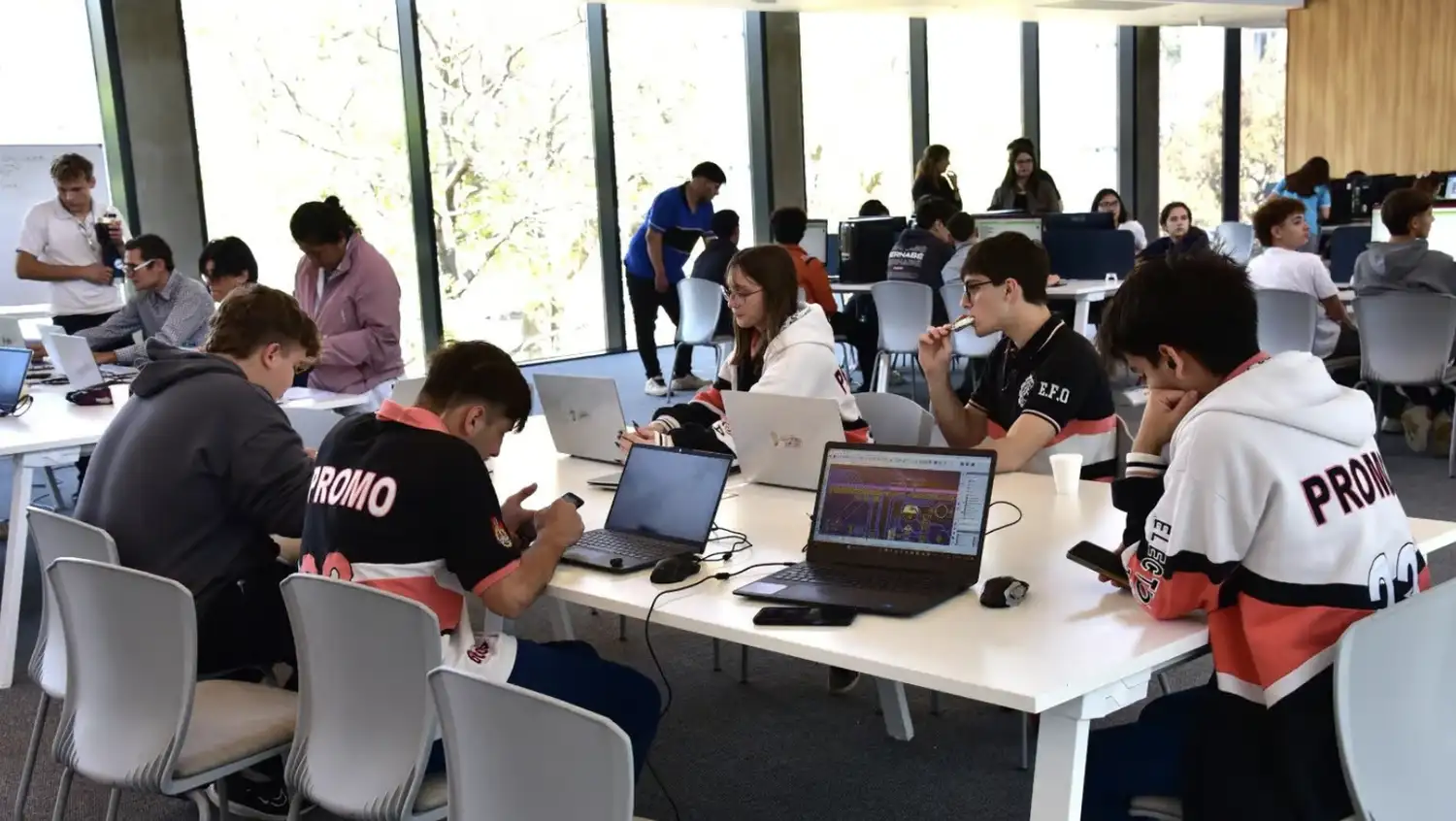 Se realizan charlas con especialistas, actividades interactivas y espacios de vinculación.