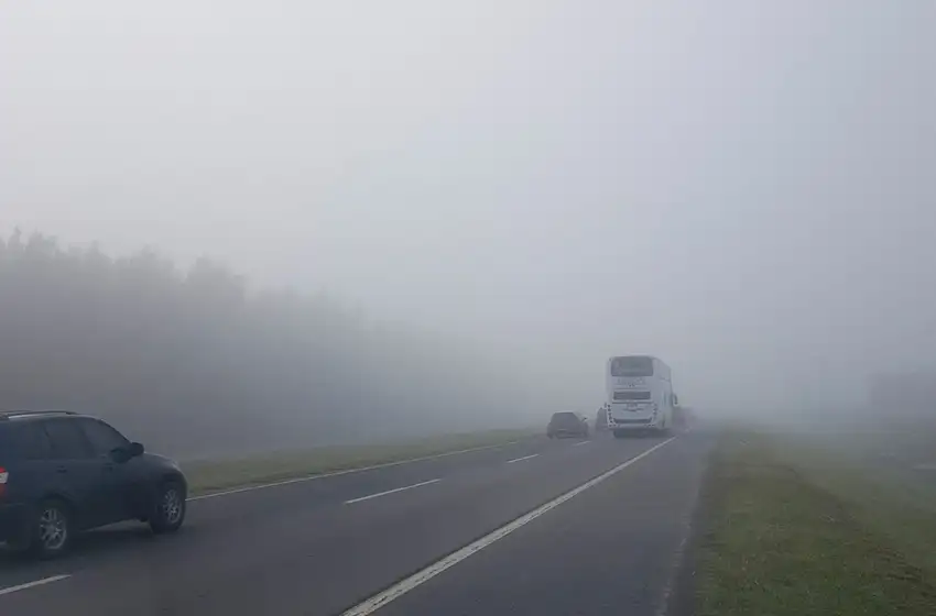 A pesar de la niebla, las rutas hacia la costa están muy transitadas