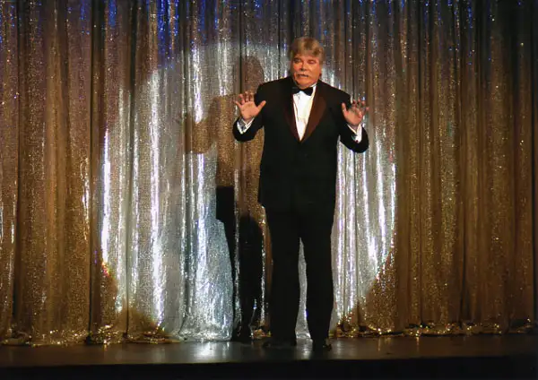 El Gato Peters y sus “7 vidas” en un stand up criollo