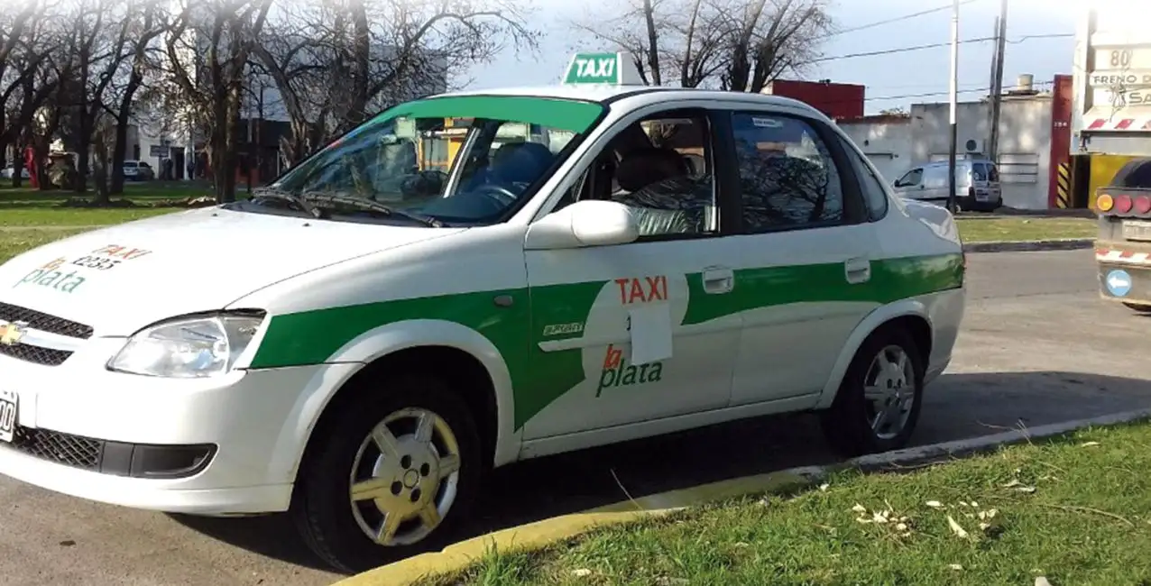 Violencia en La Plata: un taxista le pegó con un palo en la cabeza a una pasajera
