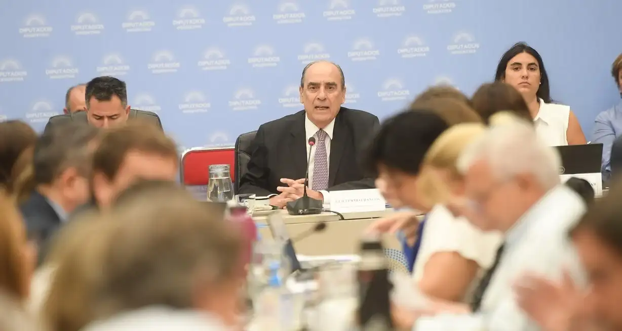El ministro del Interior Guillermo Francos fue uno de los funcionarios que respondió preguntas de diputados y diputadas sobre aspectos de la "ley ómnibus". Este viernes, junto a su par de Economía Luis Caputo, escuchó el planteo de gobernadores de Juntos por el Cambio.