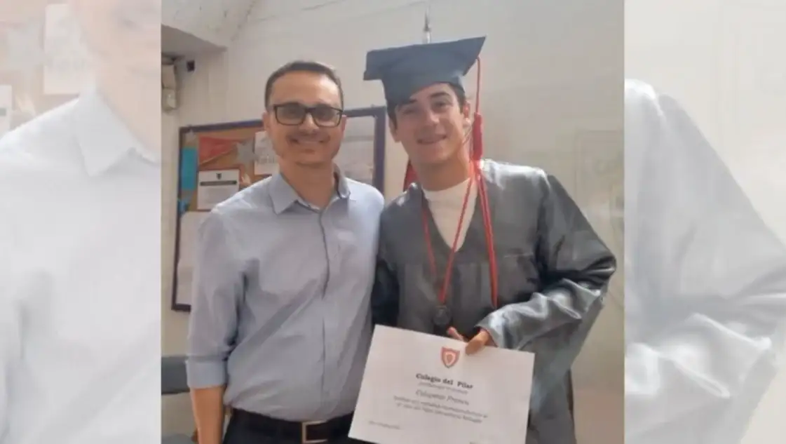 La alegría de Colapinto por terminar la escuela.