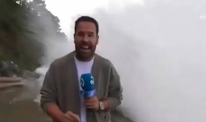 Una enorme ola sorprendió al periodista Sergio Ovejero durante una transmisión en vivo.