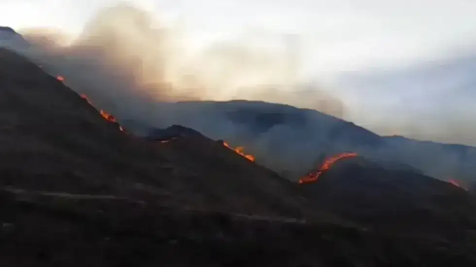 El foco comenzó este lunes y en pocas horas se extendió por todo el cerro de Guanchín