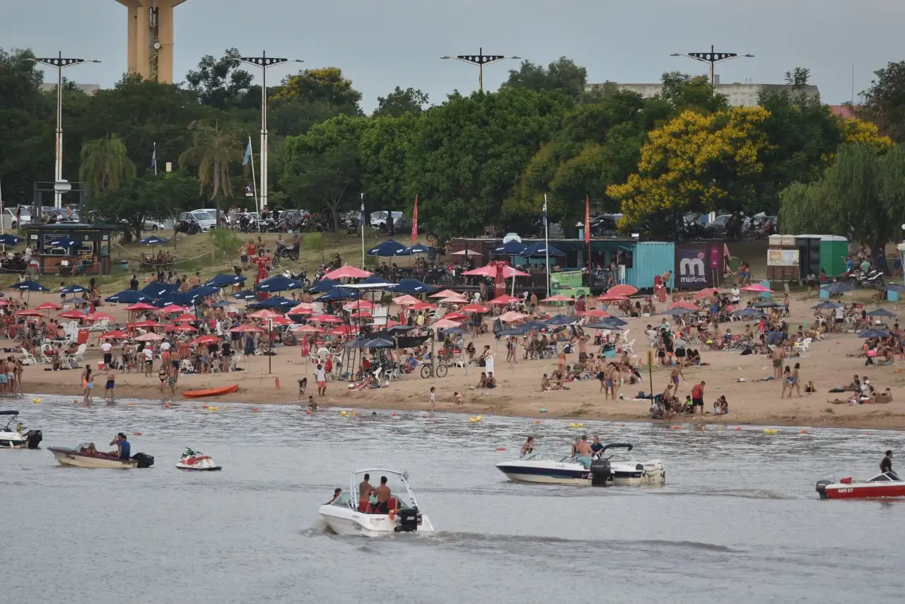 Las playas de la capital santafesina están colapsadas