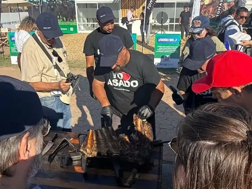 El espacio de la carne argentina fue concebido como un centro de reuniones para informar a los visitantes sobre el trabajo que realiza el instituto, con un gran sector para degustaciones al paso con la mejor carne del mundo.