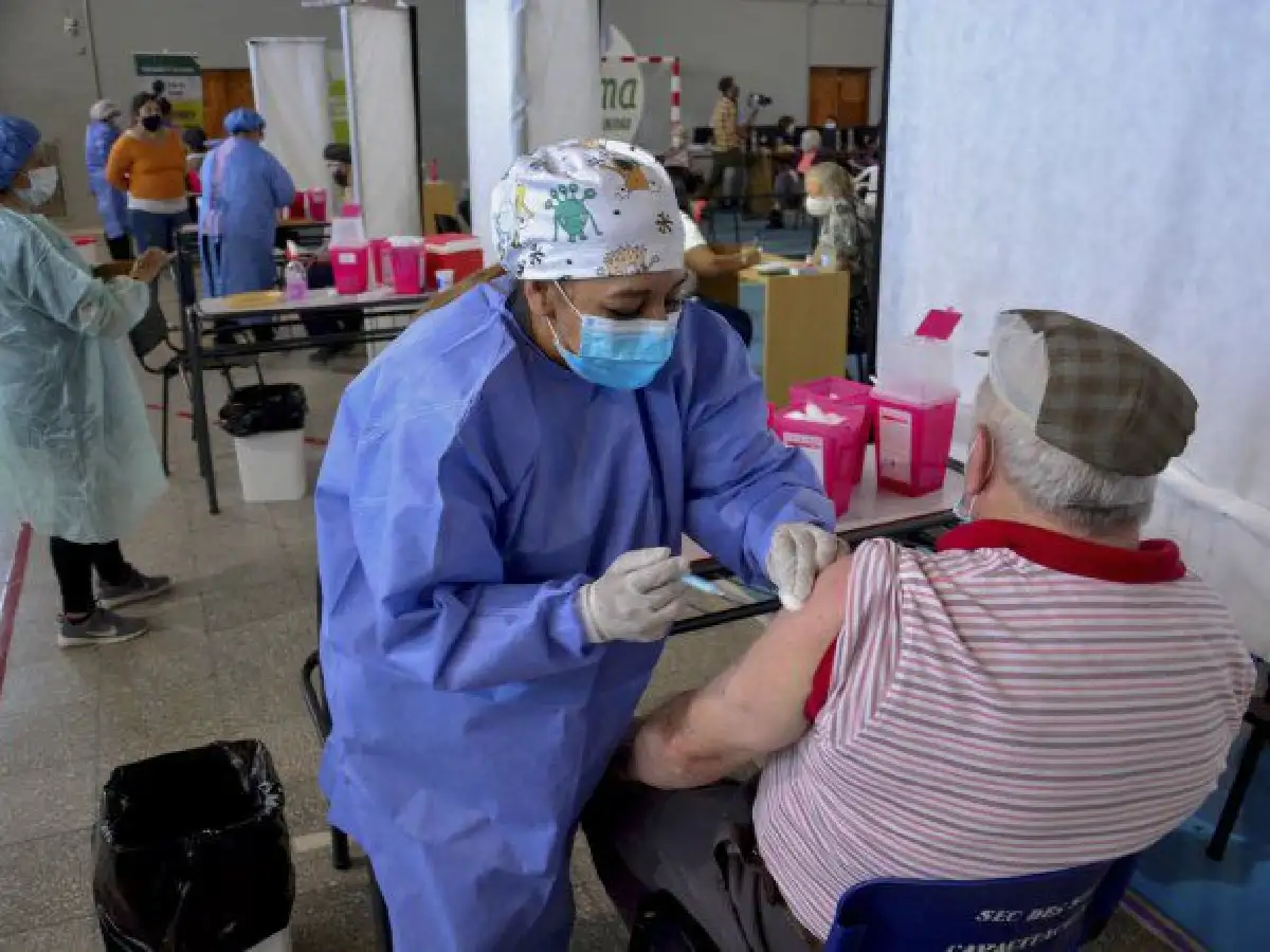 Por primera vez reportaron 27.001 casos de coronavirus en las últimas 24 horas 