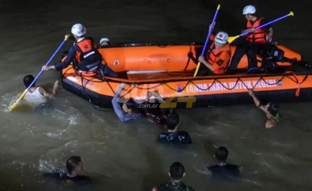 Mueren ahogados 11 estudiantes cuando limpiaban un río en Indonesia