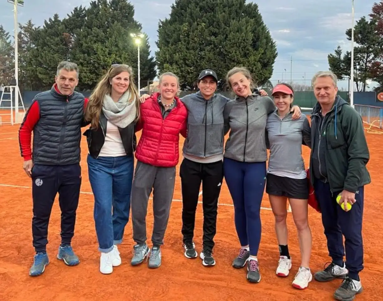 Delfina Yanez -tercera de izquierda a derecha- con su equipo