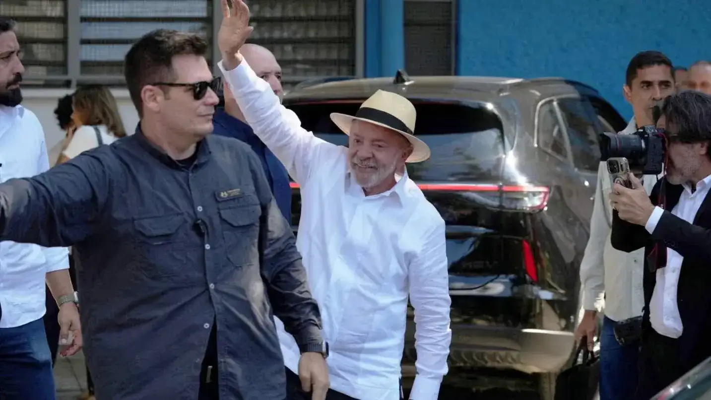 El presidente de Brasil y candidato a la reelección por el Partido de los Trabajadores (PT), Luiz Inácio Lula da Silva, en su llegada al centro de votación en San Pablo. (Foto: Reuters - Alexandre Meneghini)