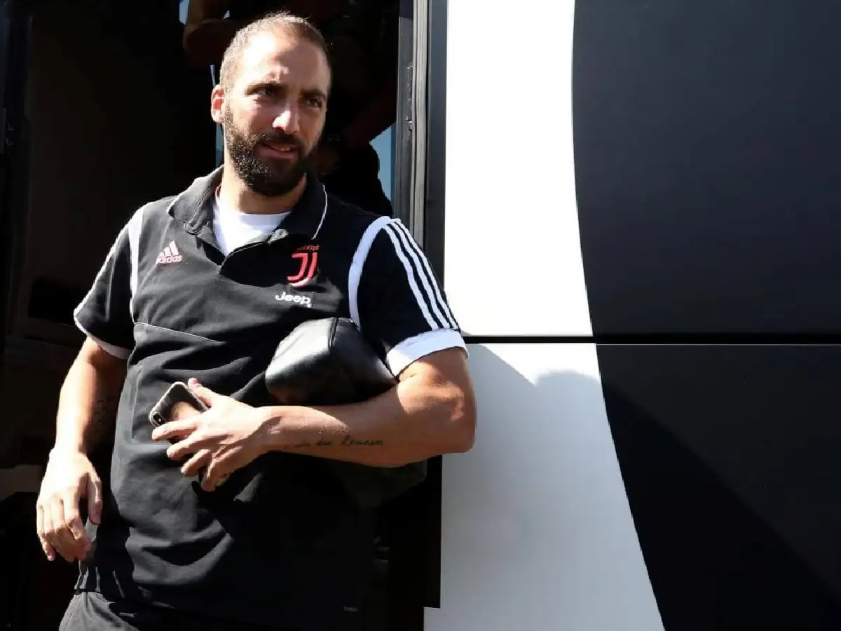 Higuaín llegó a Turín y en dos semanas se sumará a las prácticas