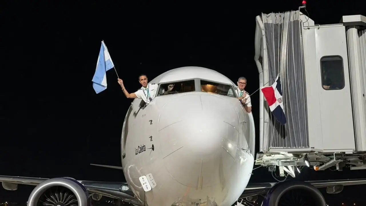 Las banderas de los dos países que que unirá la nueva ruta de vuelo.