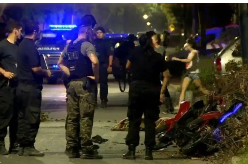 Accidente fatal en Rosario: murió un motociclista tras chocar contra un colectivo