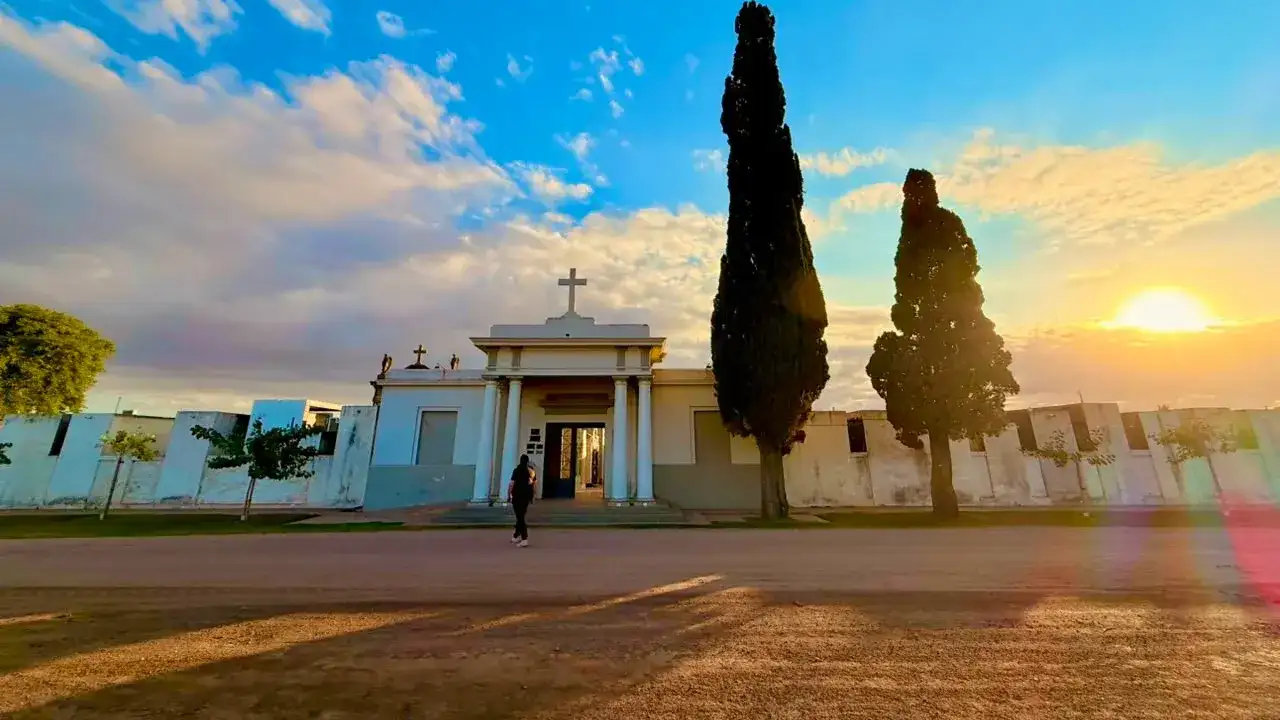 El centenario portal de ingreso del cementerio de Altos de Chipión