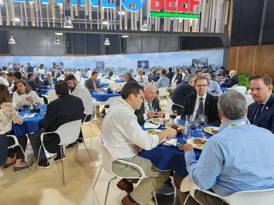Representantes del sector cárnico argentino participan de una ronda de negocios en el stand de Argentine Beef en una feria internacional.