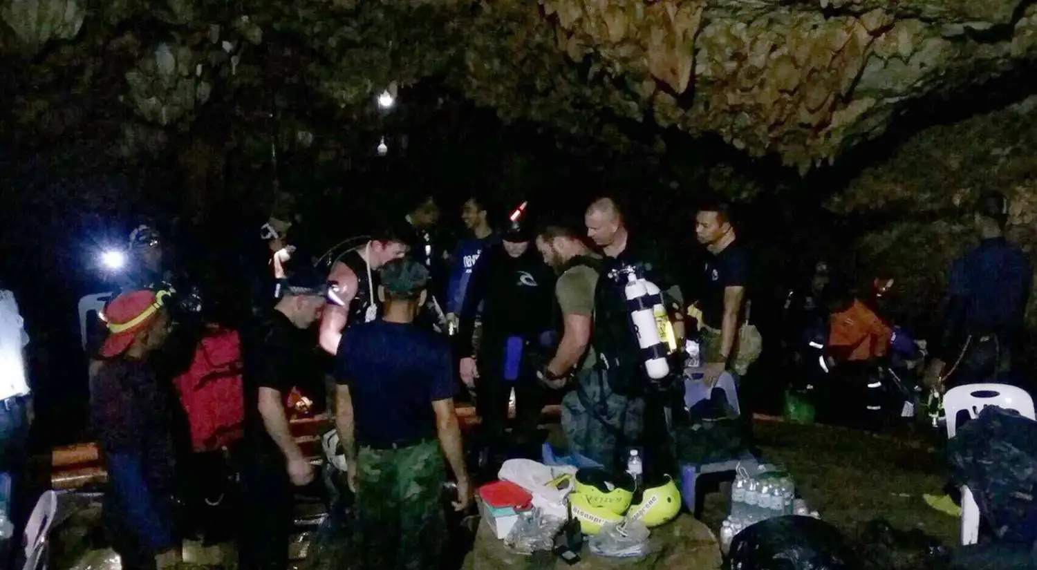 Hallaron con vida a los niños desaparecidos en una cueva de Tailandia