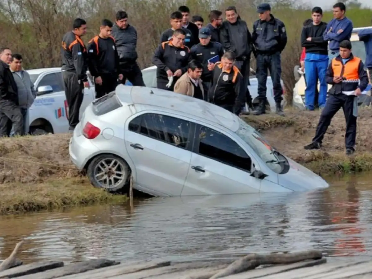 Se emborrachó, cayó al agua con un auto y se ahogó su amigo