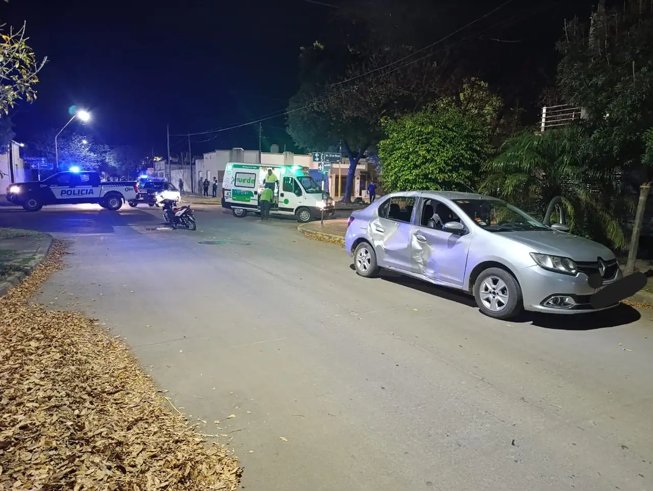 Tres mujeres en una moto resultaron heridas al chocar contra un auto