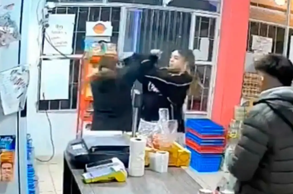 Se quejó y terminó a las trompadas con la empleada