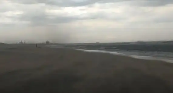 Tormenta de arena y sombrilla voladora: así, se vivió el temporal en las playas de Mogotes