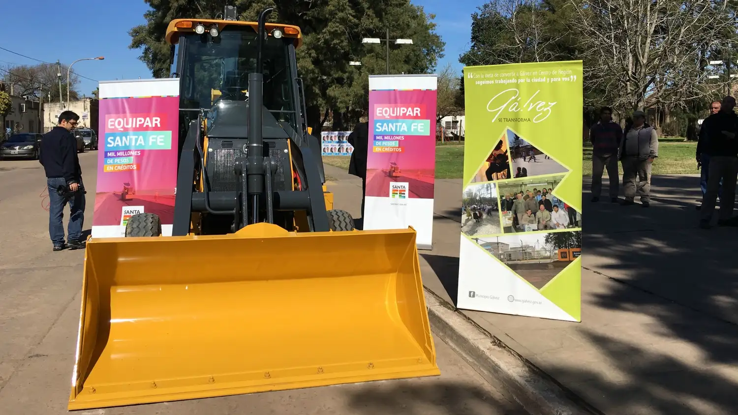 Equipar Santa Fe: la provincia entregó una retroexcavadora al municipio de Gálvez