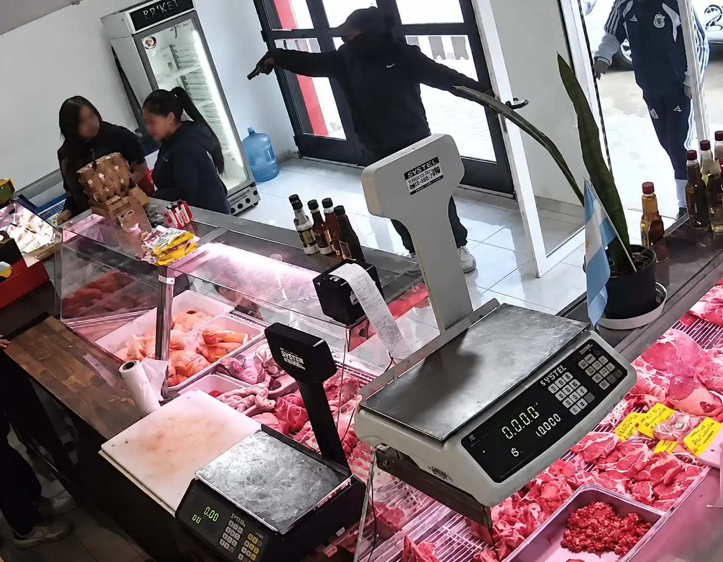 Entraron armados a una carnicería de La Plata, dispararon y huyeron con la recaudación.
