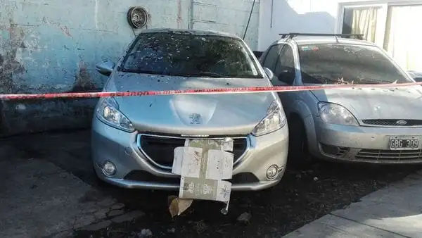 Macabro hallazgo en el baúl de un auto robado