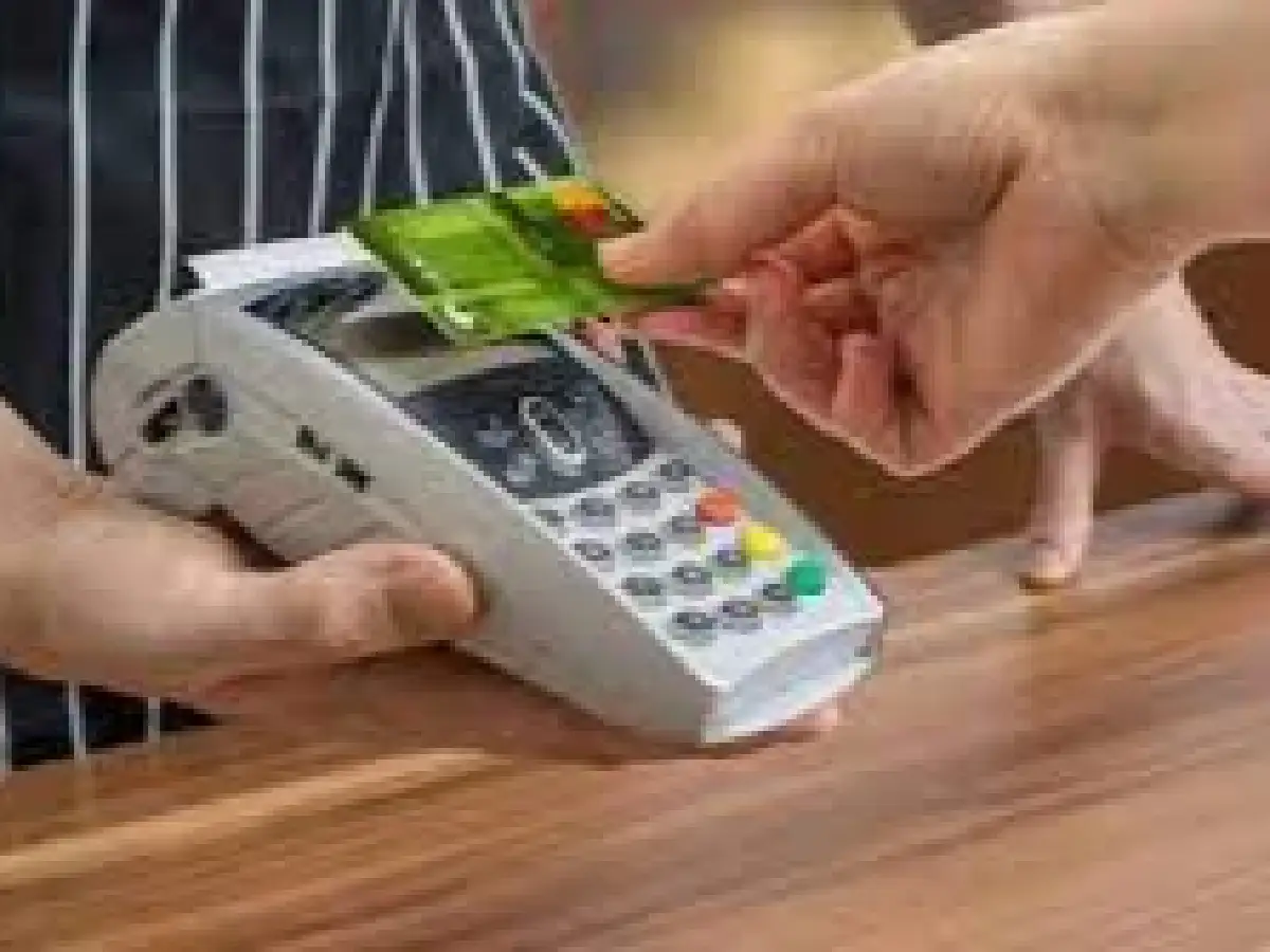 El 64% de los hogares argentinos se financian para comprar comida y medicamentos