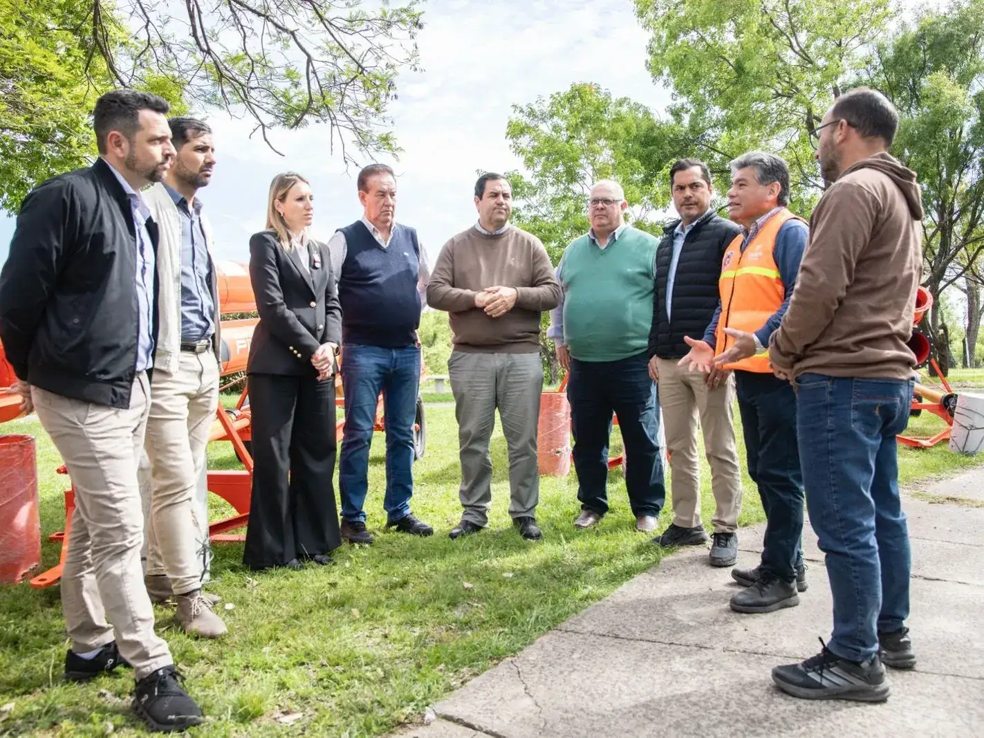 Funcionarios del Gobierno de Santa Fe supervisan la entrega de bombas de agua destinadas a reforzar la prevención de inundaciones en el norte provincial. Foto: GSF