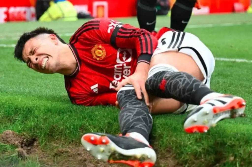 Licha salió con muestras de mucho dolor. (Manchester United)