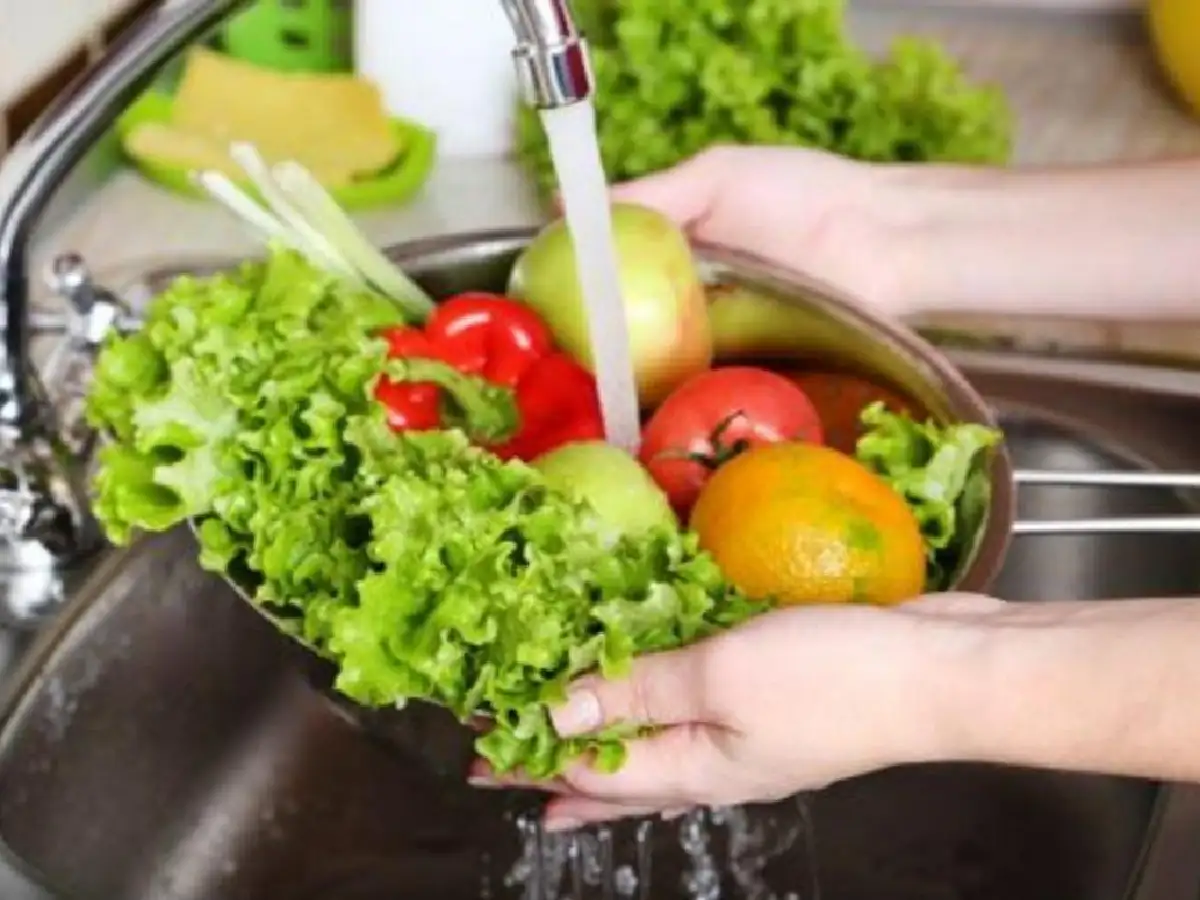 Coronavirus: ¿por qué no hay que lavar frutas y verduras con jabón?