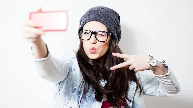 Millennials argentinos: leen poco y son los que más usan Facebook