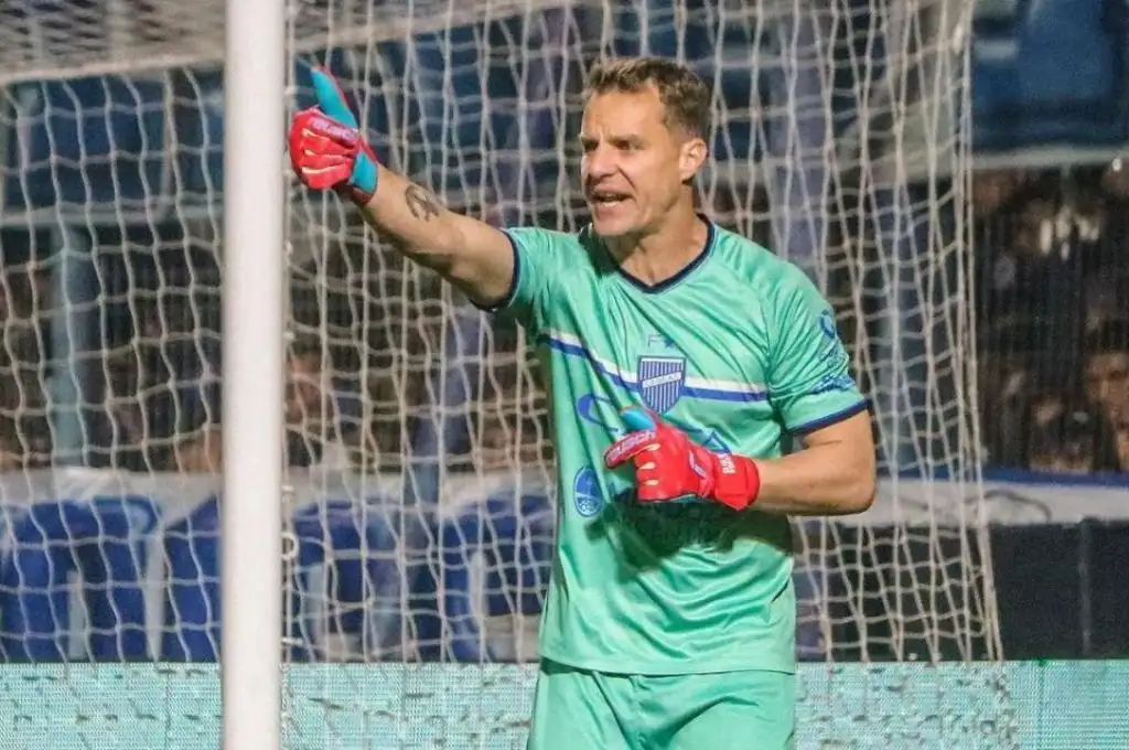 Violencia en el fútbol: hinchas de independiente amenazaron de muerte a Diego “Ruso” Rodríguez, arquero de Godoy Cruz