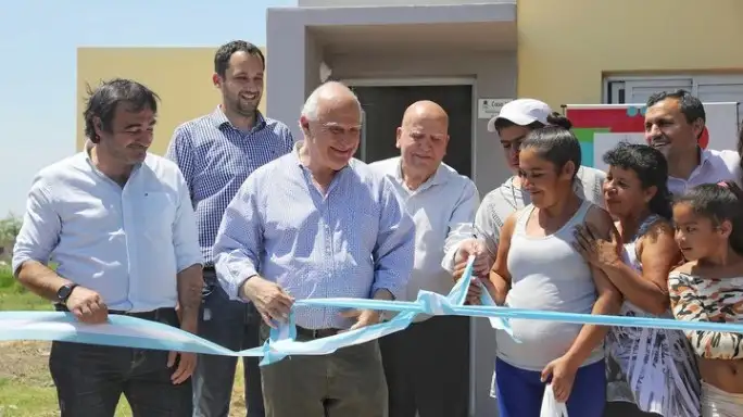 Lifschitz entregó viviendas y escrituras en Reconquista