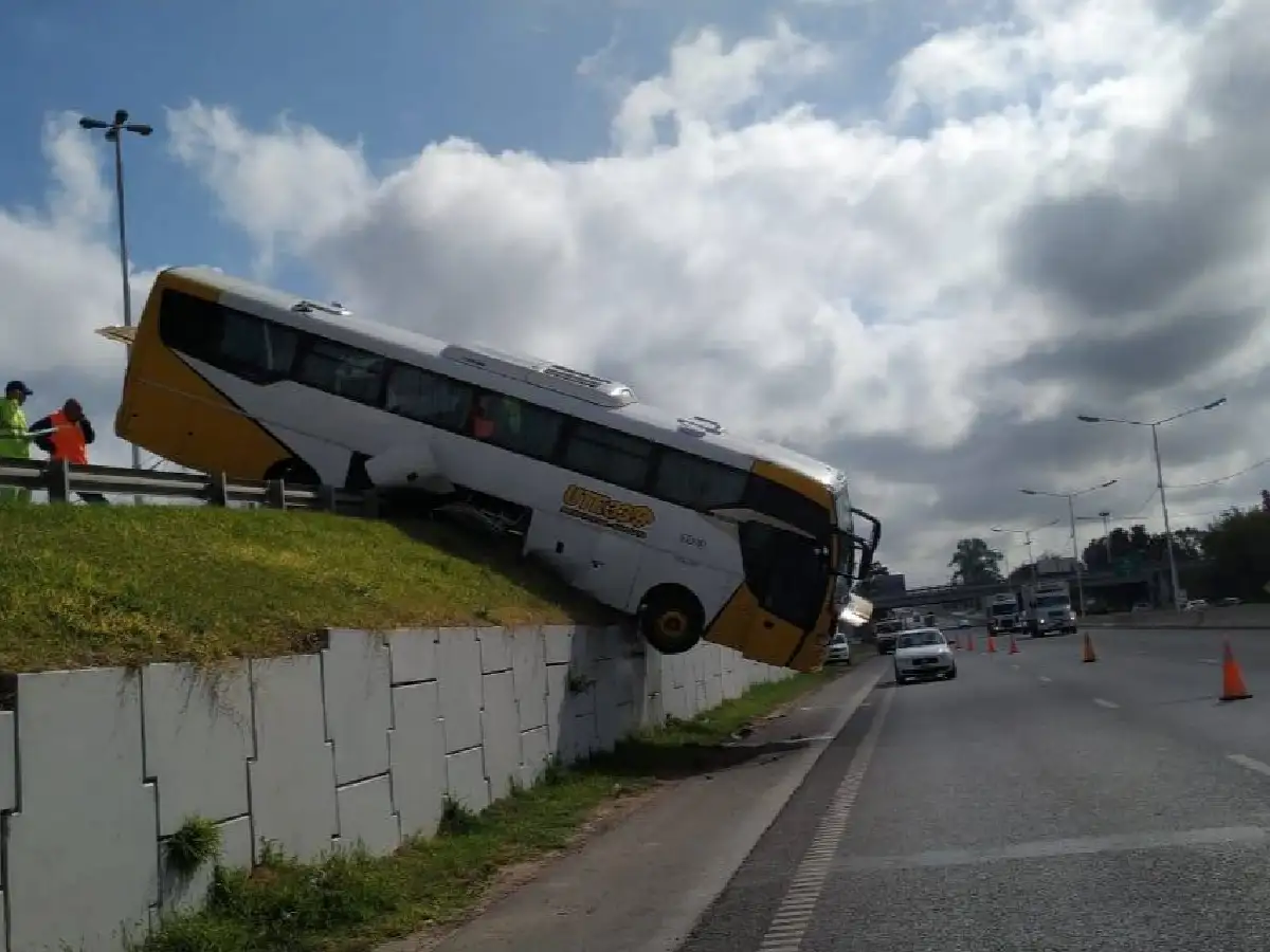 Córdoba: Un colectivo se despistó y quedó colgado en Circunvalación